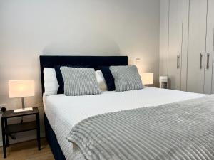 una camera da letto con un grande letto con due cuscini di Modern Apartment at Temple Bar with River View a Dublino