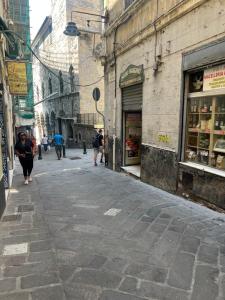 Una calle vacía con gente caminando por la calle en Acquario 1' Free Wifi & Netflix ''Typical Italian House'' By TILO Apartment's, en Génova