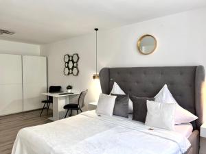 um quarto com uma cama grande e uma mesa em Sophie Flair Apartment em Karlsruhe