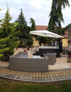 A garden outside Beáta Apartman