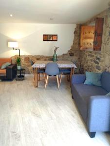 un soggiorno con tavolo e divano di Casa Aldea de Abaixo a Lugo