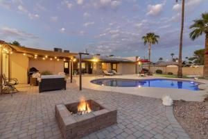 une cour avec une piscine et un foyer extérieur dans l'établissement Kierland private oasis & retreat many amenities, à Phoenix