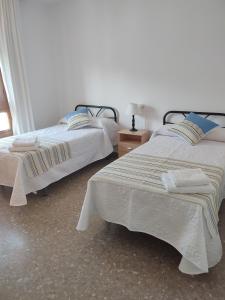 2 camas en una habitación con en Casa Costitución, en Frigiliana
