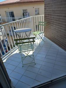 two chairs and a table on a balcony at Granier PRECIOSO APARTAMENTO 5 MINUTOS PLAYA in Roses