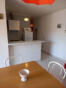 a kitchen with a wooden table with chairs and a counter at Granier PRECIOSO APARTAMENTO 5 MINUTOS PLAYA in Roses