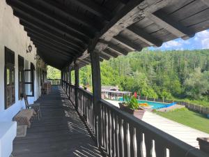 eine Veranda eines Hauses mit Poolblick in der Unterkunft FarFar Hideaway in Trjawna