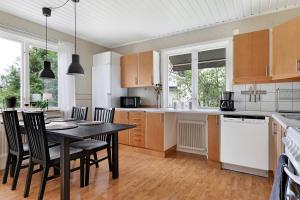 Guestly Homes - 5BR Corporate House في بودن: مطبخ مع طاولة وكراسي في مطبخ