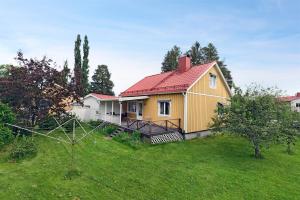 uma casa amarela com um telhado vermelho num quintal em Guestly Homes - 5BR Corporate House em Boden