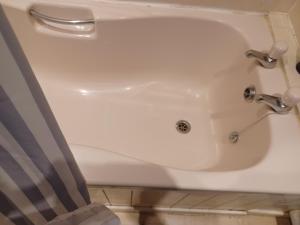 biała umywalka w łazience obok prysznica w obiekcie Constantine Court Homestay w mieście Shepton Mallet