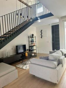 普納特的住宿－Villa Ida，带沙发和楼梯的客厅