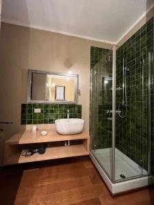 La salle de bains est pourvue d'un lavabo et d'une douche. dans l'établissement Da Gabriella, à Courmayeur