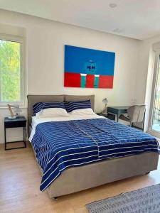 sypialnia z łóżkiem i obrazem na ścianie w obiekcie Villa Ida w mieście Punat
