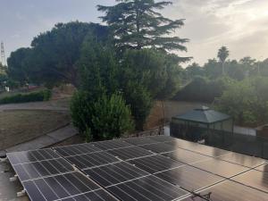 un grupo de paneles solares en la parte superior de una pista de tenis en Civico 7 en San Giacomo degli Schiavoni