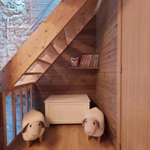 duas cabeças de ovelha num quarto com uma escada em Au Charm'Han em Han-sur-Lesse