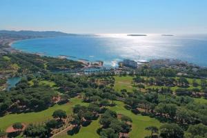 an aerial view of a golf course next to the water at Ginkgo Studio - piscine, proche de la mer, Golf, WIFI in Mandelieu-la-Napoule