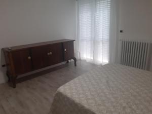 1 dormitorio con 1 cama, vestidor y ventana en Civico 7 en San Giacomo degli Schiavoni