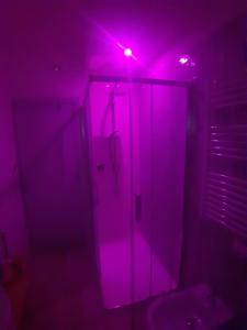 baño con luz púrpura en una habitación en Civico 7, en San Giacomo degli Schiavoni