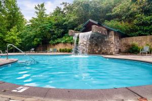 uma piscina com cascata em Stay and Play at The Ryland: Private Game Room & Community Pool Retreat em Gatlinburg