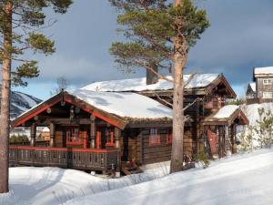 uma cabana com neve em cima em Luxury log cabing, cross-country ski-in out, familiy getaway in great location em Geilo