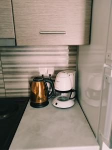 zwei Kaffeemaschinen auf einer Theke in einer Küche in der Unterkunft ΚΛΕΟΠΑΤΡΑ in Sfendámion