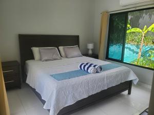 1 dormitorio con 2 almohadas en One Life Villas en Playa Avellana