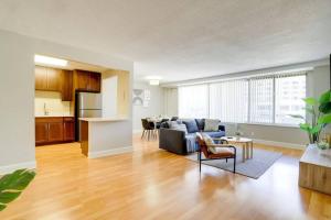 ein Wohnzimmer mit einem Sofa und einer Küche in der Unterkunft Luxury Condo in the heart of Crystal City in Arlington