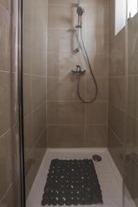 eine Dusche mit Badewanne mit Duschkopf in der Unterkunft Apartment For You in Bled