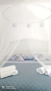 a white room with a bed and a hammock at IL GUFO DELLA MARZA in Ispica