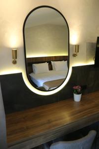 a bedroom with a bed and a mirror at FASUİTOTEL in Ordu