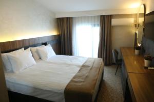 a hotel room with a bed and a window at FASUİTOTEL in Ordu