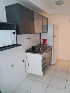uma cozinha com um lavatório e um micro-ondas em Condomínio mais Maracanã BL 1 AP 111 no Rio de Janeiro