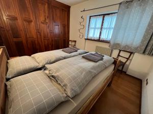 庫爾馬耶烏爾的住宿－Da Gabriella，带窗户的客房内设有两张单人床。