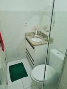 y baño con aseo, lavabo y espejo. en Condomínio mais Maracanã BL 1 AP 111 en Río de Janeiro