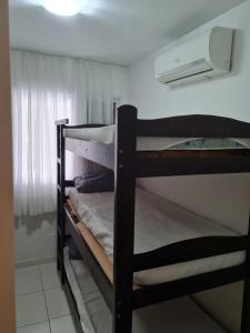 two bunk beds in a room with a window at Condomínio mais Maracanã BL 1 AP 111 in Rio de Janeiro