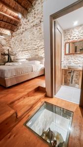 1 dormitorio con cama y mesa de cristal en The Cellar Studios - by Avelink, en Spáta