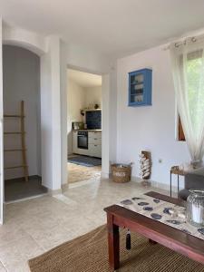 Kuchyň nebo kuchyňský kout v ubytování Apartments Hortenzija