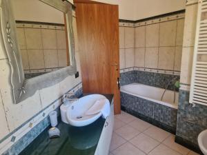La salle de bains est pourvue d'une baignoire, d'un lavabo et d'une baignoire. dans l'établissement Nataly, à SantʼAmbrogio di Valpolicella