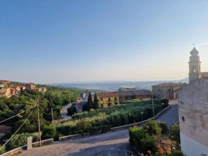 - une vue sur une ville avec une tour et une rue dans l'établissement Nataly, à SantʼAmbrogio di Valpolicella