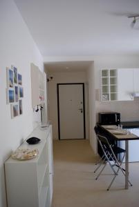 ヌマーナにあるBilo gianluca - nuovo appartamento in centro a Numanaのキッチン(カウンター、テーブル、ドア付)