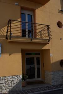 balcone sul lato di un edificio con porta di Bilo gianluca - nuovo appartamento in centro a Numana a Numana