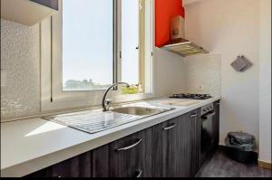 een keuken met een wastafel en een raam bij Il Casello Country House in Sciacca