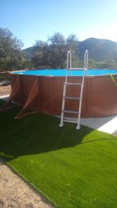 una scala di fronte alla piscina con scala di Finca las Cabrillas La Nava a La Nava