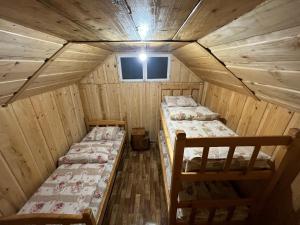 einen Blick über eine Hütte mit 3 Etagenbetten in der Unterkunft Katun Lanista-Kolibe Bogavac in Mojkovac