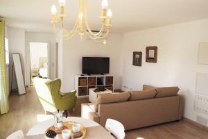 - un salon avec un canapé et une télévision dans l'établissement Barbadinhos Apartment, à Lisbonne