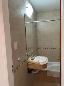 a bathroom with a sink and a bath tub at Duplex 2 dormitorios con cochera en Banfield in Banfield
