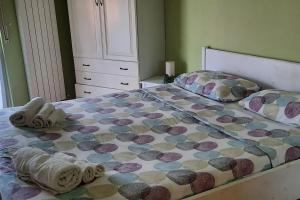 um quarto com uma cama com toalhas em Ildi's Guest House em Seriate