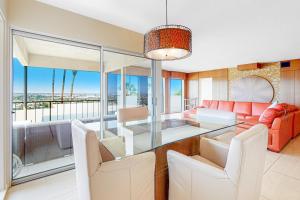 Χώρος καθιστικού στο Panoramic Southridge Views Condo