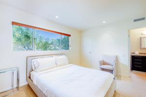 Ένα ή περισσότερα κρεβάτια σε δωμάτιο στο Panoramic Southridge Views Condo +24 φωτογραφίες