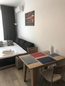 Zimmer mit einem Bett, einem Tisch, einem Bett und einem Bett in der Unterkunft Apartament Noblesse, complex Apolonia-Eforie Nord in Eforie Nord