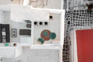 una vista aérea de un edificio con placas y cuencos en Secret Khora en Mykonos
